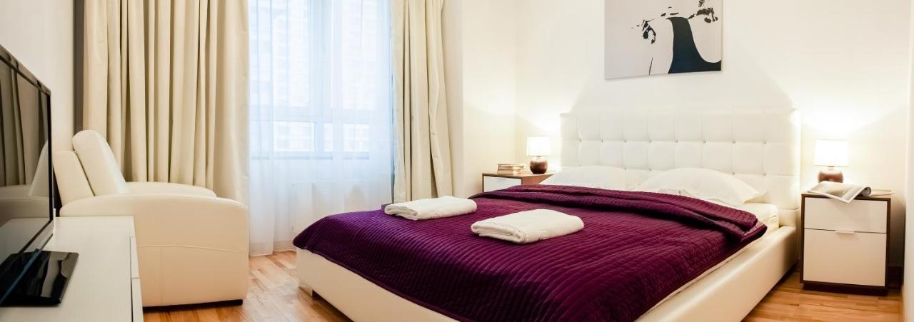 Deluxe One-Bedroom Apartment